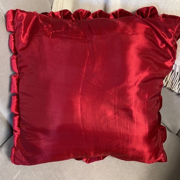 Red velvet cushion - Picture 7 of 7
